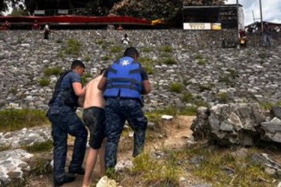 Rescatan a ciudadano ecuatoriano en riesgo de ahogarse en el lago de Atitlán